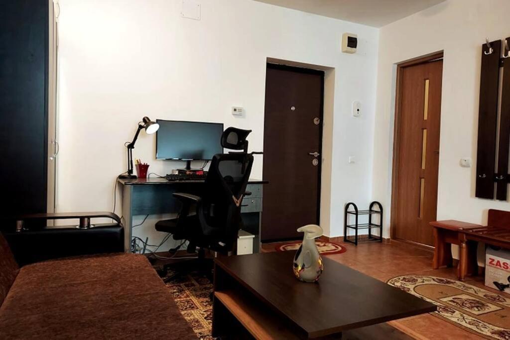 Spacious Flat, With Free Parking & Air Conditioning Floreşti エクステリア 写真