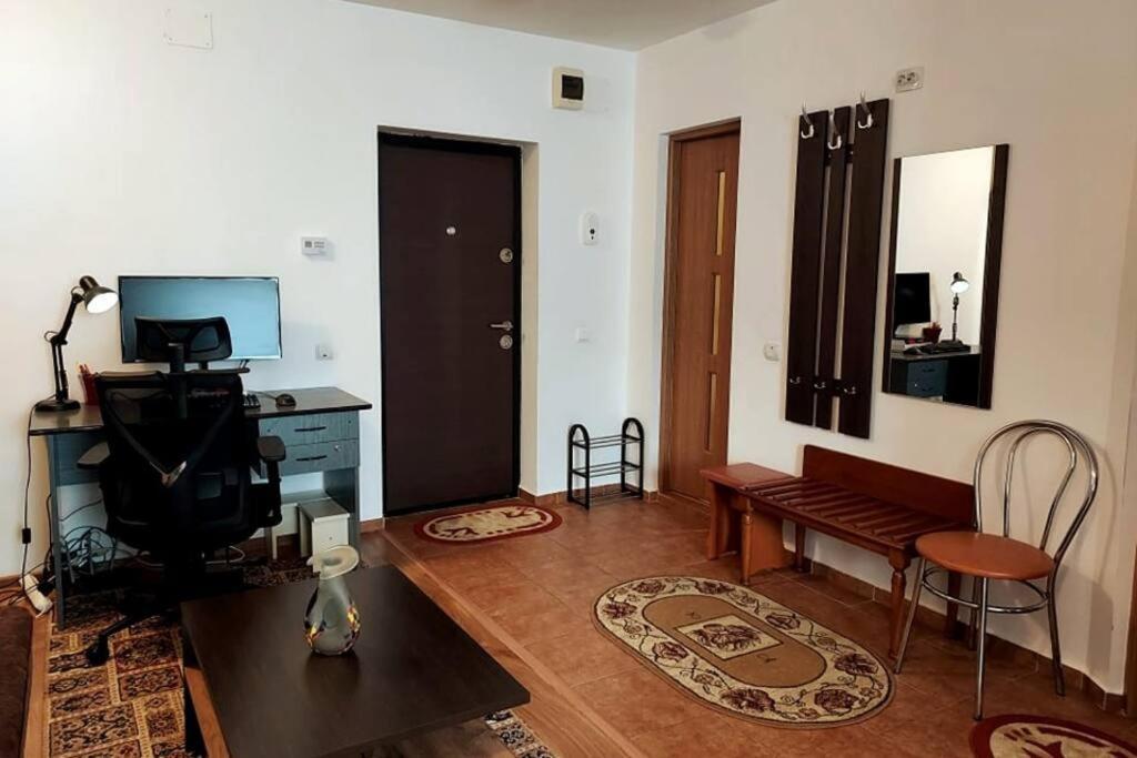 Spacious Flat, With Free Parking & Air Conditioning Floreşti エクステリア 写真