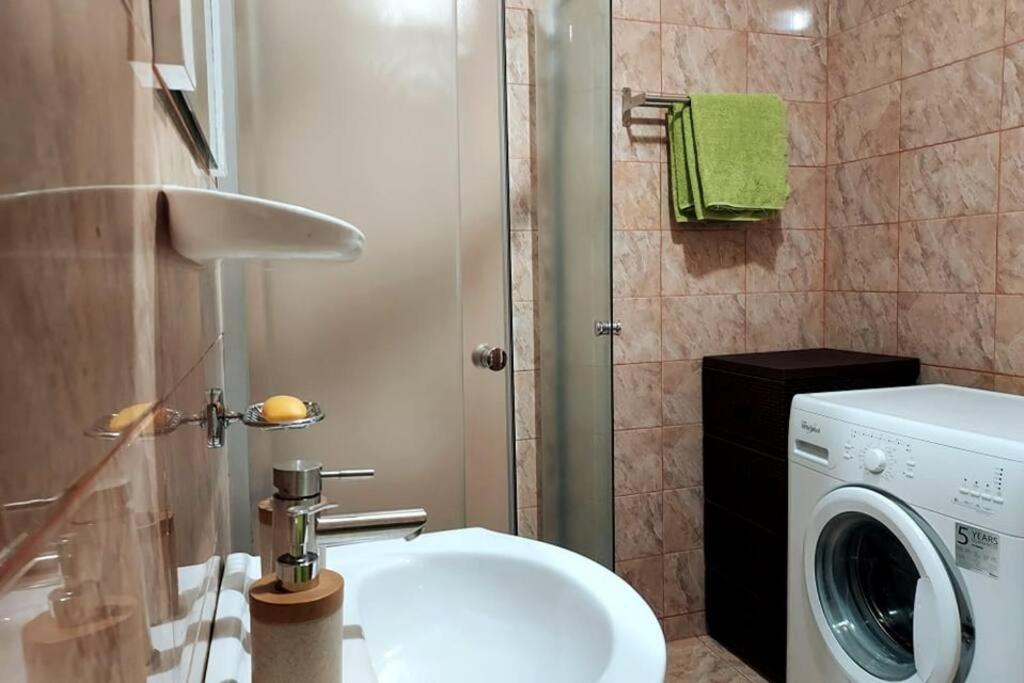 Spacious Flat, With Free Parking & Air Conditioning Floreşti エクステリア 写真